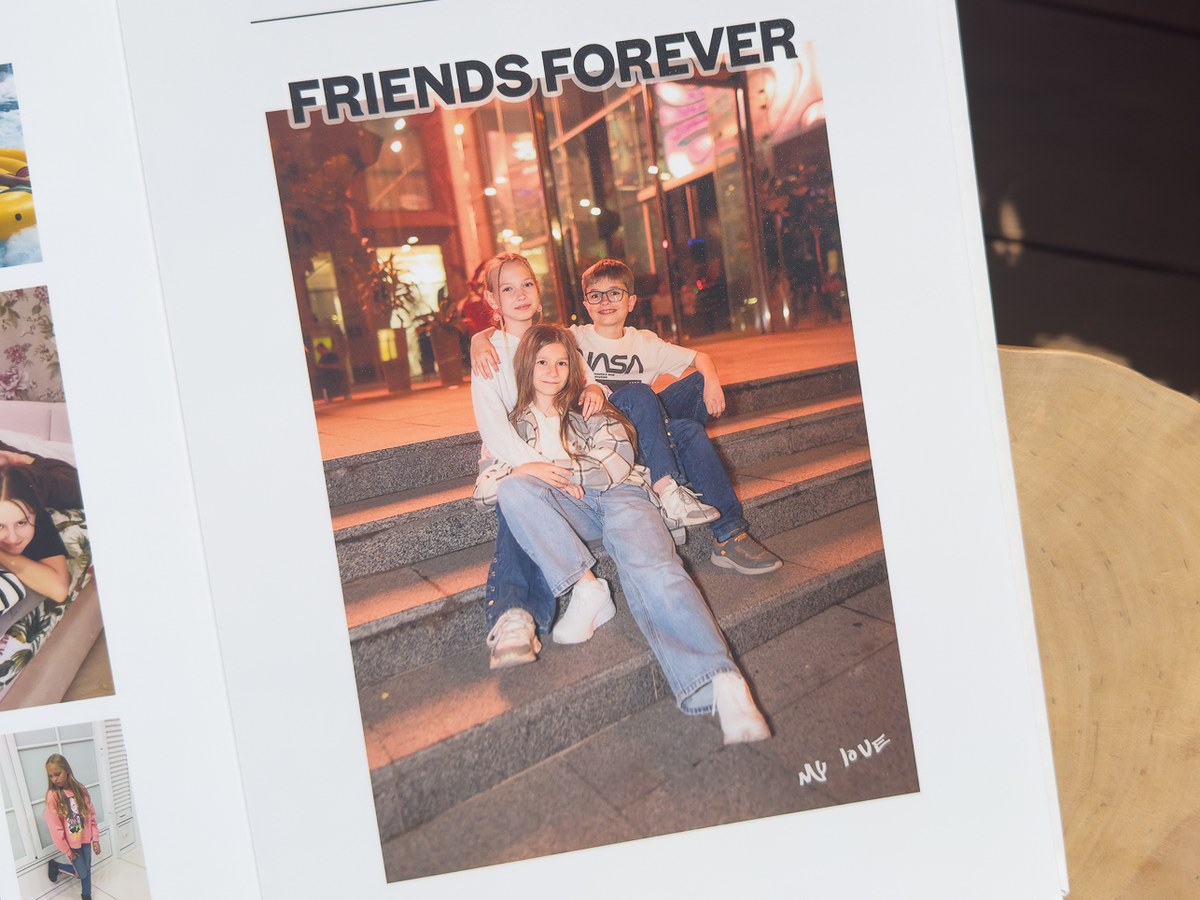 Сторінка Friends Forever в альбомі DREAM — дівчинка з другом на сходах вечірнього міста
