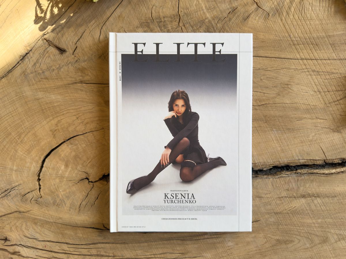 Обкладинка альбому ELITE — портрет випускниці та її імʼя на студійному фоні