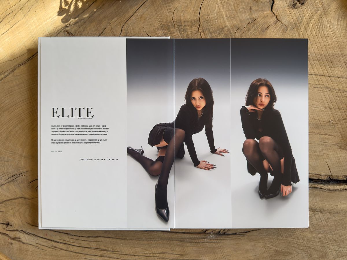 Перший розворот альбому ELITE — два портрети випускниці на студійному фоні