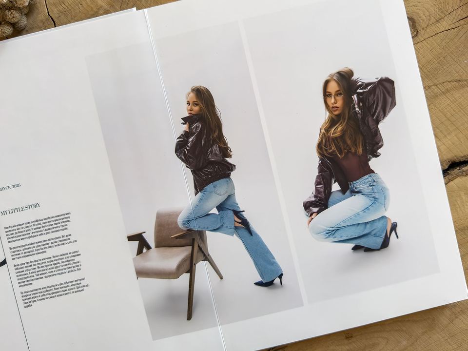 Розворот альбому STYLE: випускниця в шкіряній куртці і джинсах спирається коліном на крісло та присідає, поправляючи волосся