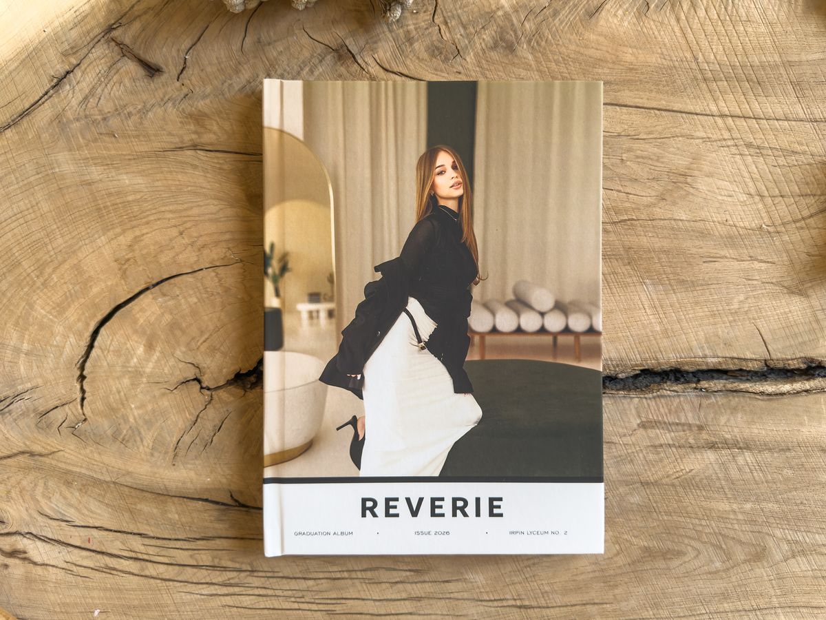 Обкладинка альбому Reverie — портрет учня у залі CONTEMP