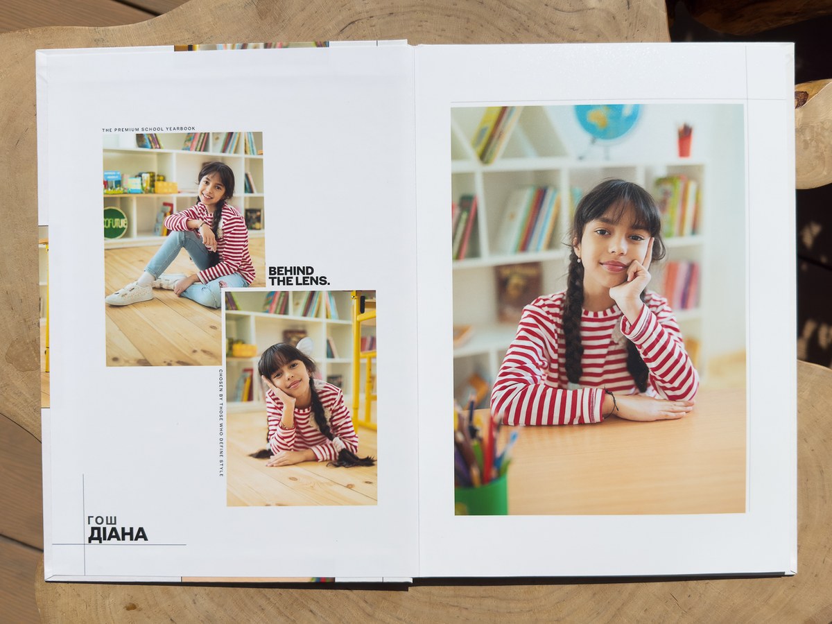 Розворот альбому YEARBOOK — три портрети дівчинки серед книжкових полиць та її імʼя