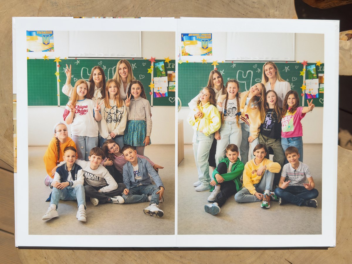 Груповий розворот альбому YEARBOOK — великий спільний кадр дітей із прапором України